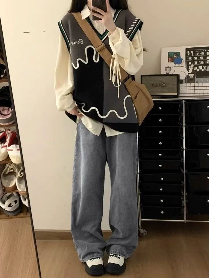 Sweater vest with design - Image 2